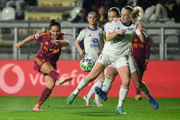 Evelyne Viens of AS Roma and Michaela Dominique Kovacs of Valerenga during the UEFA Women s Champions League 2025 2026 league phase football match between AS Roma and Valerenga at Tre Fontane stadium in Rome (Italy), November 11, 2025. AndreaxStaccioli