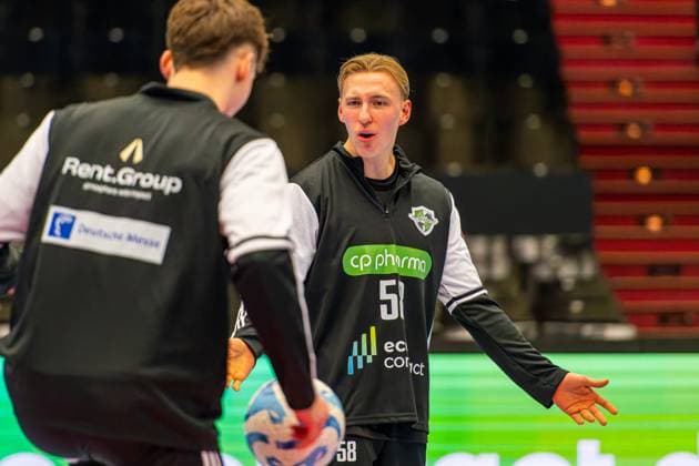 Daniel Weber (TSV Hannover-Burgdorf, Nr. 58) (L-R), TSV Hannover-Burgdorf (orange) against IK Sävehof (black) (3. Matchday of Group Matches EHF European League 2025 2026) (11.11.2025, Swiss Life Hall (Hannover, GER), Copyright: xJanxGuentherx xTSVxHannover-Burgdorfx