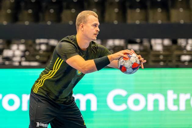 Sebastian Spante (IK Sävehof, Nr. 17) (L-R), TSV Hannover-Burgdorf (orange) against IK Sävehof (black) (3. Matchday of Group Matches EHF European League 2025 2026) (11.11.2025, Swiss Life Hall (Hannover, GER), Copyright: xJanxGuentherx xTSVxHannover-Burgdorfx