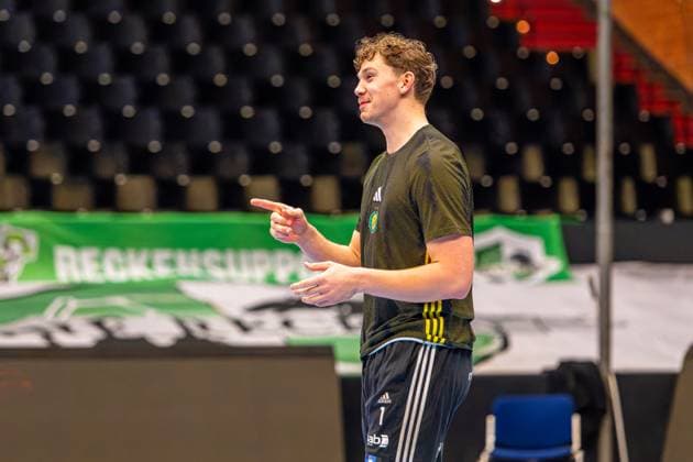 Oscar Sävinger (IK Sävehof, Nr. 1) (L-R), TSV Hannover-Burgdorf (orange) against IK Sävehof (black) (3. Matchday of Group Matches EHF European League 2025 2026) (11.11.2025, Swiss Life Hall (Hannover, GER), Copyright: xJanxGuentherx xTSVxHannover-Burgdorfx