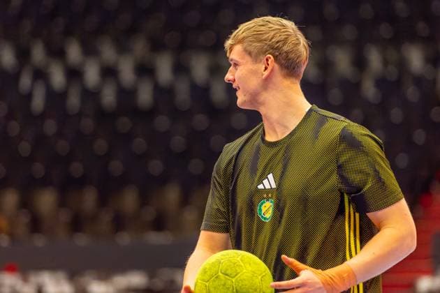 Ãsak Vedelsbol (IK Sävehof, Nr. 47) (L-R), TSV Hannover-Burgdorf (orange) against IK Sävehof (black) (3. Matchday of Group Matches EHF European League 2025 2026) (11.11.2025, Swiss Life Hall (Hannover, GER), Copyright: xJanxGuentherx xTSVxHannover-Burgdorfx