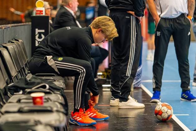 Leon HalÃ n (IK Sävehof, Nr. 4) (L-R), TSV Hannover-Burgdorf (orange) against IK Sävehof (black) (3. Matchday of Group Matches EHF European League 2025 2026) (11.11.2025, Swiss Life Hall (Hannover, GER), Copyright: xJanxGuentherx xTSVxHannover-Burgdorfx