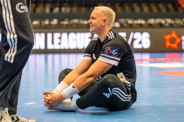 Justus Fischer (TSV Hannover-Burgdorf, Nr. 54) (L-R), TSV Hannover-Burgdorf (orange) against IK Sävehof (black) (3. Matchday of Group Matches EHF European League 2025 2026) (11.11.2025, Swiss Life Hall (Hannover, GER), Copyright: xJanxGuentherx xTSVxHannover-Burgdorfx