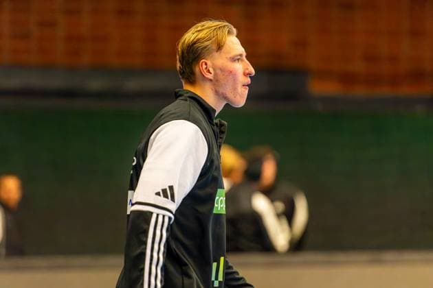 Daniel Weber (TSV Hannover-Burgdorf, Nr. 58) (L-R), TSV Hannover-Burgdorf (orange) against IK Sävehof (black) (3. Matchday of Group Matches EHF European League 2025 2026) (11.11.2025, Swiss Life Hall (Hannover, GER), Copyright: xJanxGuentherx xTSVxHannover-Burgdorfx