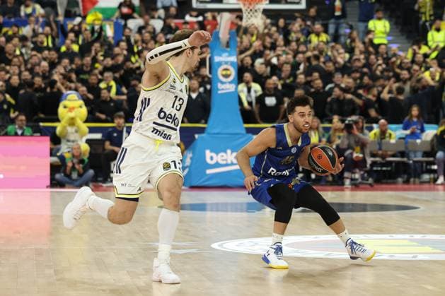 Tamir Blatt (Maccabi Rapyd Tel Aviv, 45) mit Ball mit Tarik Biberovic (Fenerbahce Beko Istanbul, 13), GER, Fenerbahce Beko Istanbul vs. Maccabi Rapyd Tel Aviv, Basketball, Euroleague, 10. Spieltag, Saison 2025 2026, 11.11.2025, GER, Fenerbahce Beko Istanbul vs. Maccabi Rapyd Tel Aviv, Basketball, Euroleague, 10. Spieltag, Saison 2025 2026, 11.11.2025 Muenchen Copyright: xEibner-Pressefoto JennixMaulx EP_JML
