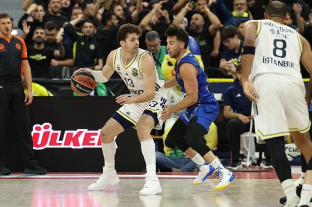 Tamir Blatt (Maccabi Rapyd Tel Aviv, 45) mit Tarik Biberovic (Fenerbahce Beko Istanbul, 13) mit Ball, GER, Fenerbahce Beko Istanbul vs. Maccabi Rapyd Tel Aviv, Basketball, Euroleague, 10. Spieltag, Saison 2025 2026, 11.11.2025, GER, Fenerbahce Beko Istanbul vs. Maccabi Rapyd Tel Aviv, Basketball, Euroleague, 10. Spieltag, Saison 2025 2026, 11.11.2025 Muenchen Copyright: xEibner-Pressefoto JennixMaulx EP_JML