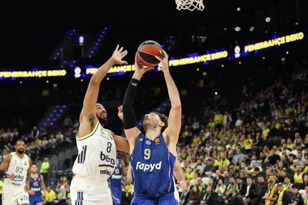 Roman Sorkin (Maccabi Rapyd Tel Aviv, 09) mit Ball mit Talen Horton Tucker (Fenerbahce Beko Istanbul, 08), GER, Fenerbahce Beko Istanbul vs. Maccabi Rapyd Tel Aviv, Basketball, Euroleague, 10. Spieltag, Saison 2025 2026, 11.11.2025, GER, Fenerbahce Beko Istanbul vs. Maccabi Rapyd Tel Aviv, Basketball, Euroleague, 10. Spieltag, Saison 2025 2026, 11.11.2025 Muenchen Copyright: xEibner-Pressefoto JennixMaulx EP_JML