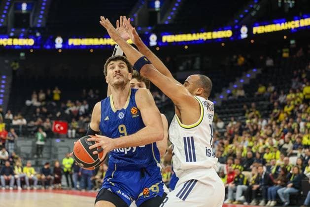 Roman Sorkin (Maccabi Rapyd Tel Aviv, 09) mti Ball mit Talen Horton Tucker (Fenerbahce Beko Istanbul, 08), GER, Fenerbahce Beko Istanbul vs. Maccabi Rapyd Tel Aviv, Basketball, Euroleague, 10. Spieltag, Saison 2025 2026, 11.11.2025, GER, Fenerbahce Beko Istanbul vs. Maccabi Rapyd Tel Aviv, Basketball, Euroleague, 10. Spieltag, Saison 2025 2026, 11.11.2025 Muenchen Copyright: xEibner-Pressefoto JennixMaulx EP_JML