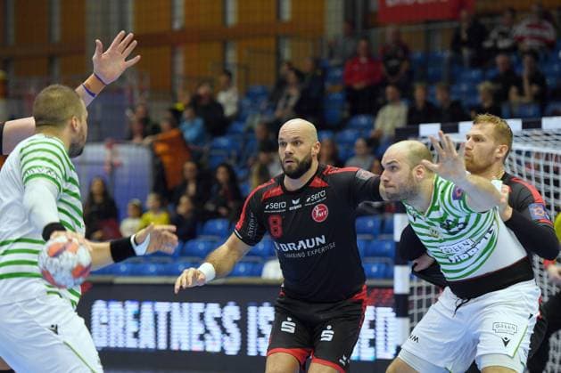 Bence Nagy (FTC-Green Collect 11) (am Ball), Adrian Sipos (MT Melsungen 8) (M), David Debreczeni (FTC-Green Collect 23), David Mandic (MT Melsungen 7) (R) , GER, MT Melsungen - Ferencvarosi Torna Club Green Collect Budapest (HUN)l, Handball, EHF European League Maenner, Group Matches, Saison 2025 2026, 11.11.2025, GER, MT Melsungen - FTC-Green Collect, Handball, EHF Maenner, Group Matches, Saison 2025 2026, 11.11.2025 Kassel Copyright: xEibner-Pressefotox xRolandxSippex EP_RSL