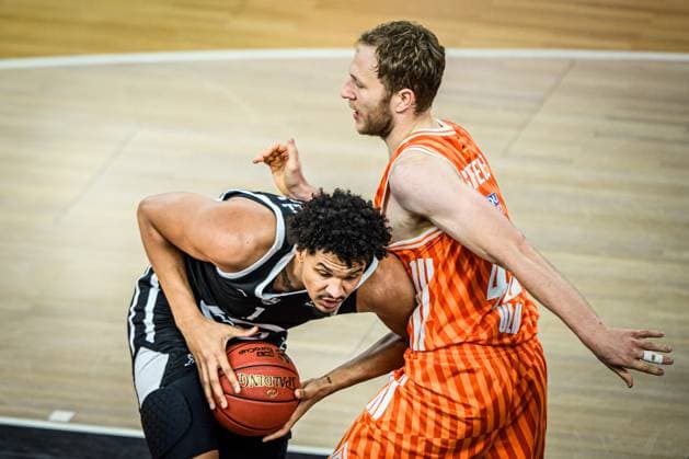 Vincent Mitchell (Cosea JL Bourg-en-Bresse) und Christian Sengfelder (ratiopharm ulm) im Zweikampf waehrend des EuroCup spiels zwischen ratiopharm ulm v Cosea JL Bourg-en-Bresse in der ratiopharm Arena am 11. November 2025 in Neu-Ulm, Deutschland. (Foto von Harry Langer DeFodi Images) +++ Vincent Mitchell (Cosea JL Bourg-en-Bresse) und Christian Sengfelder (ratiopharm ulm) battle for the ball during the EuroCup match between ratiopharm ulm v Cosea JL Bourg-en-Bresse at ratiopharm Arena on November 11, 2025 in Neu-Ulm, Germany. (Photo by Harry Langer DeFodi Images) (Photo by Harry Langer DeFodi Images) Vincent Mitchell Cosea JL Bourg en Bresse and Christian Sengfelder ratiopharm ulm battle for the ball during the EuroCup match between ratiopharm ulm v Cosea JL Bourg en Bresse at ratiopharm Arena on November 11, 2025 in Neu Ulm, Germany, Germany Photo by Harry Langer DeFodi Images Vincent Mitchell Cosea JL Bourg en Bresse and Christian Sengfelder ratiopharm ulm battle for the ball during the EuroCup match between ratiopharm ulm v Cosea JL Bourg en Bresse at ratiopharm Arena on November 11, 2025 in Neu Ulm, Germany Photo by Harry Langer DeFodi Images Photo by Harry Langer DeFodi Images
