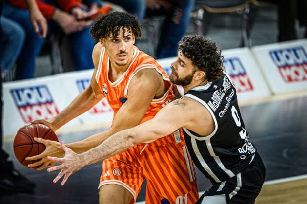 Alec Anigbata (ratiopharm ulm) und Will McDowell-White (Cosea JL Bourg-en-Bresse) im Zweikampf waehrend des EuroCup spiels zwischen ratiopharm ulm v Cosea JL Bourg-en-Bresse in der ratiopharm Arena am 11. November 2025 in Neu-Ulm, Deutschland. (Foto von Harry Langer DeFodi Images) +++ Alec Anigbata (ratiopharm ulm) und Will McDowell-White (Cosea JL Bourg-en-Bresse) battle for the ball during the EuroCup match between ratiopharm ulm v Cosea JL Bourg-en-Bresse at ratiopharm Arena on November 11, 2025 in Neu-Ulm, Germany. (Photo by Harry Langer DeFodi Images) (Photo by Harry Langer DeFodi Images) Alec Anigbata ratiopharm ulm and Will McDowell White Cosea JL Bourg en Bresse in a duel during the EuroCup match between ratiopharm ulm v Cosea JL Bourg en Bresse at ratiopharm Arena on November 11, 2025 in Neu Ulm, Germany, Germany Photo by Harry Langer DeFodi Images Alec Anigbata ratiopharm ulm and Will McDowell White Cosea JL Bourg en Bresse battle for the ball during the EuroCup match between ratiopharm ulm v Cosea JL Bourg en Bresse at ratiopharm Arena on November 11, 2025 in Neu Ulm, Germany Photo by Harry Langer DeFodi Images Photo by Harry Langer DeFodi Images