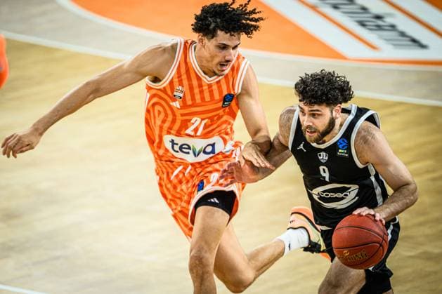 Alec Anigbata (ratiopharm ulm) und Will McDowell-White (Cosea JL Bourg-en-Bresse) im Zweikampf waehrend des EuroCup spiels zwischen ratiopharm ulm v Cosea JL Bourg-en-Bresse in der ratiopharm Arena am 11. November 2025 in Neu-Ulm, Deutschland. (Foto von Harry Langer DeFodi Images) +++ Alec Anigbata (ratiopharm ulm) und Will McDowell-White (Cosea JL Bourg-en-Bresse) battle for the ball during the EuroCup match between ratiopharm ulm v Cosea JL Bourg-en-Bresse at ratiopharm Arena on November 11, 2025 in Neu-Ulm, Germany. (Photo by Harry Langer DeFodi Images) (Photo by Harry Langer DeFodi Images) Alec Anigbata ratiopharm ulm and Will McDowell White Cosea JL Bourg en Bresse in a duel during the EuroCup match between ratiopharm ulm v Cosea JL Bourg en Bresse at ratiopharm Arena on November 11, 2025 in Neu Ulm, Germany, Germany Photo by Harry Langer DeFodi Images Alec Anigbata ratiopharm ulm and Will McDowell White Cosea JL Bourg en Bresse battle for the ball during the EuroCup match between ratiopharm ulm v Cosea JL Bourg en Bresse at ratiopharm Arena on November 11, 2025 in Neu Ulm, Germany Photo by Harry Langer DeFodi Images Photo by Harry Langer DeFodi Images