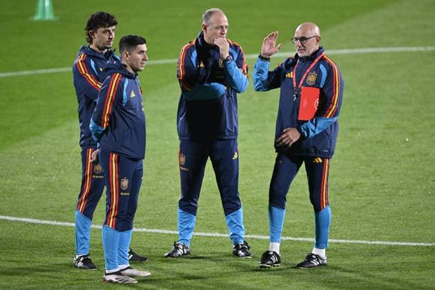 Spain National Football Team training session MADRID, SPAIN - NOVEMBER 11: Head coach Luis de la Fuente (R) of Spain National Football Team leads the training session ahead of 2026 FIFA World Cup, WM, Weltmeisterschaft, Fussball European Qualifiers Group E football match against Georgia at the Spanish Football Federation s facilities at Las Rozas Soccer City of Madrid, Spain on November 11, 2025. Burak Akbulut Anadolu Madrid Spain. Editorial use only. Please get in touch for any other usage.  Copyright: x2025xAnadoluxBurakxAkbulutx