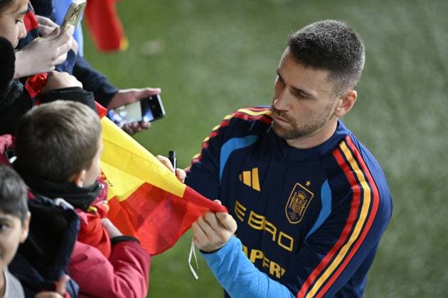 Spain National Football Team training session MADRID, SPAIN - NOVEMBER 11: Spain National Football Team player Unai Simon (R) signs jerseys and flags during the training session ahead of 2026 FIFA World Cup, WM, Weltmeisterschaft, Fussball European Qualifiers Group E football match against Georgia at the Spanish Football Federation s facilities at Las Rozas Soccer City of Madrid, Spain on November 11, 2025. Burak Akbulut Anadolu Madrid Spain. Editorial use only. Please get in touch for any other usage.  Copyright: x2025xAnadoluxBurakxAkbulutx