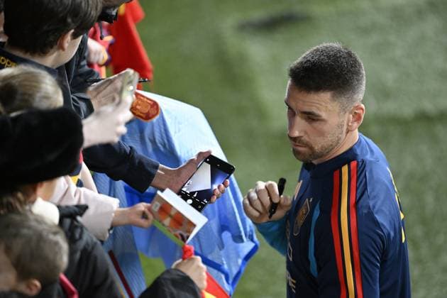 Spain National Football Team training session MADRID, SPAIN - NOVEMBER 11: Spain National Football Team player Unai Simon (R) signs jerseys and t-shirts during the training session ahead of 2026 FIFA World Cup, WM, Weltmeisterschaft, Fussball European Qualifiers Group E football match against Georgia at the Spanish Football Federation s facilities at Las Rozas Soccer City of Madrid, Spain on November 11, 2025. Burak Akbulut Anadolu Madrid Spain. Editorial use only. Please get in touch for any other usage.  Copyright: x2025xAnadoluxBurakxAkbulutx