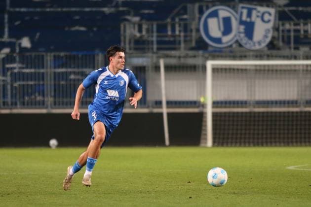 11.11.2025 Fußball Herren 2025 2026 Regionalliga Nordost 15. Spieltag 1. FC Magdeburg II U23 - FC Hertha 03 Zehlendorf Avnet Arena Magdeburg Felix Vogler (FCM) treibt den Ball nach vorne. Magdeburg Sachsen-Anhalt Deutschland
