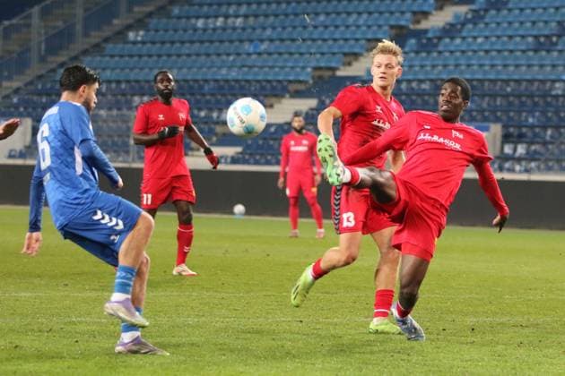 11.11.2025 Fußball Herren 2025 2026 Regionalliga Nordost 15. Spieltag 1. FC Magdeburg II U23 - FC Hertha 03 Zehlendorf Avnet Arena Magdeburg Nanitonda Quiala (Zehlendorf, rot) klärt einen Ball vor Abu-Bekir Ömer El-Zein (FCM, blau). Magdeburg Sachsen-Anhalt Deutschland