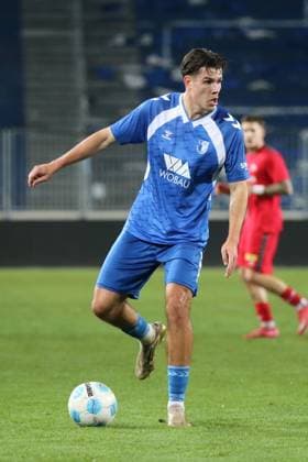 11.11.2025 Fußball Herren 2025 2026 Regionalliga Nordost 15. Spieltag 1. FC Magdeburg II U23 - FC Hertha 03 Zehlendorf Avnet Arena Magdeburg Felix Vogler (FCM) sucht nach einer Passoption. Magdeburg Sachsen-Anhalt Deutschland
