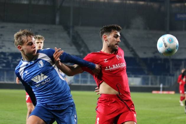 11.11.2025 Fußball Herren 2025 2026 Regionalliga Nordost 15. Spieltag 1. FC Magdeburg II U23 - FC Hertha 03 Zehlendorf Avnet Arena Magdeburg Magnus Baars (FCM, links) im Zweikampf mit Ernes Smailovic (Zehlendorf, rechts). Magdeburg Sachsen-Anhalt Deutschland