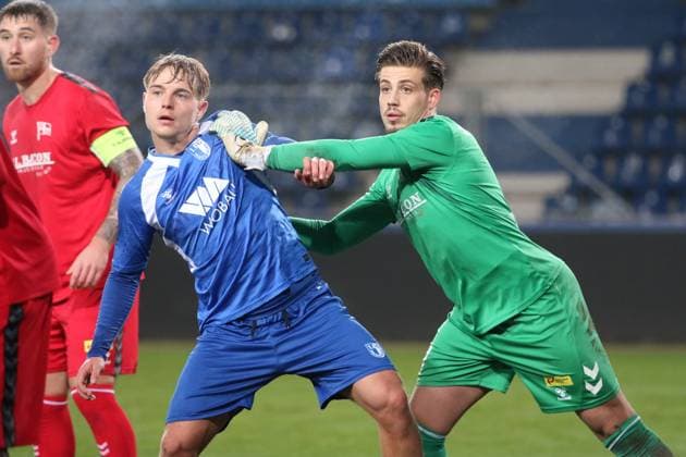 11.11.2025 Fußball Herren 2025 2026 Regionalliga Nordost 15. Spieltag 1. FC Magdeburg II U23 - FC Hertha 03 Zehlendorf Avnet Arena Magdeburg Torwart Alexios Dedidis (Zehlendorf, grün) drückt Magnus Baars (FCM, blau) von seinem Tor weg. Magdeburg Sachsen-Anhalt Deutschland