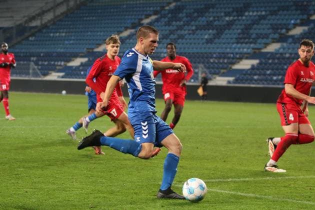11.11.2025 Fußball Herren 2025 2026 Regionalliga Nordost 15. Spieltag 1. FC Magdeburg II U23 - FC Hertha 03 Zehlendorf Avnet Arena Magdeburg Robert Leipertz (FCM, blau) erzielt das 1:0 für die U23 des 1. FC Magdeburg. Magdeburg Sachsen-Anhalt Deutschland