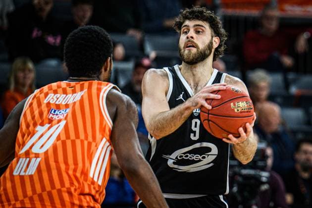 Malik Osborne (ratiopharm ulm) und Will McDowell-White (Cosea JL Bourg-en-Bresse) im Zweikampf waehrend des EuroCup spiels zwischen ratiopharm ulm v Cosea JL Bourg-en-Bresse in der ratiopharm Arena am 11. November 2025 in Neu-Ulm, Deutschland. (Foto von Harry Langer DeFodi Images) +++ Malik Osborne (ratiopharm ulm) und Will McDowell-White (Cosea JL Bourg-en-Bresse) battle for the ball during the EuroCup match between ratiopharm ulm v Cosea JL Bourg-en-Bresse at ratiopharm Arena on November 11, 2025 in Neu-Ulm, Germany. (Photo by Harry Langer DeFodi Images) (Photo by Harry Langer DeFodi Images) Malik Osborne ratiopharm ulm and Will McDowell White Cosea JL Bourg en Bresse battle for the ball during the EuroCup match between ratiopharm ulm v Cosea JL Bourg en Bresse at ratiopharm Arena on November 11, 2025 in Neu Ulm, Germany, Germany Photo by Harry Langer DeFodi Images Malik Osborne ratiopharm ulm and Will McDowell White Cosea JL Bourg en Bresse battle for the ball during the EuroCup match between ratiopharm ulm v Cosea JL Bourg en Bresse at ratiopharm Arena on November 11, 2025 in Neu Ulm, Germany Photo by Harry Langer DeFodi Images Photo by Harry Langer DeFodi Images