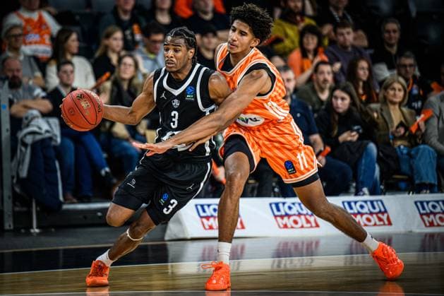 Assemian Moulare (Cosea JL Bourg-en-Bresse) und Meissa Faye (ratiopharm ulm) im Zweikampf waehrend des EuroCup spiels zwischen ratiopharm ulm v Cosea JL Bourg-en-Bresse in der ratiopharm Arena am 11. November 2025 in Neu-Ulm, Deutschland. (Foto von Harry Langer DeFodi Images) +++ Assemian Moulare (Cosea JL Bourg-en-Bresse) und Meissa Faye (ratiopharm ulm) battle for the ball during the EuroCup match between ratiopharm ulm v Cosea JL Bourg-en-Bresse at ratiopharm Arena on November 11, 2025 in Neu-Ulm, Germany. (Photo by Harry Langer DeFodi Images) (Photo by Harry Langer DeFodi Images) Assemian Moulare Cosea JL Bourg en Bresse and Meissa Faye ratiopharm ulm battle for the ball during the EuroCup match between ratiopharm ulm v Cosea JL Bourg en Bresse at ratiopharm Arena on November 11, 2025 in Neu Ulm, Germany, Germany Photo by Harry Langer DeFodi Images Assemian Moulare Cosea JL Bourg en Bresse and Meissa Faye ratiopharm ulm battle for the ball during the EuroCup match between ratiopharm ulm v Cosea JL Bourg en Bresse at ratiopharm Arena on November 11, 2025 in Neu Ulm, Germany Photo by Harry Langer DeFodi Images Photo by Harry Langer DeFodi Images