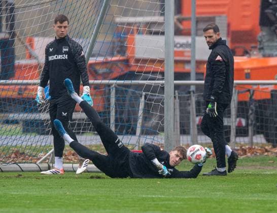 Fussball, Herren, Saison 2025 26, 2. Bundesliga, Hertha BSC, Training, v.l. Torhüter Tjark Ernst (Hertha BSC), Torhüter Tim Goller (Hertha BSC), Torhüter Marius Gersbeck (Hertha BSC), 11.11. 2025,