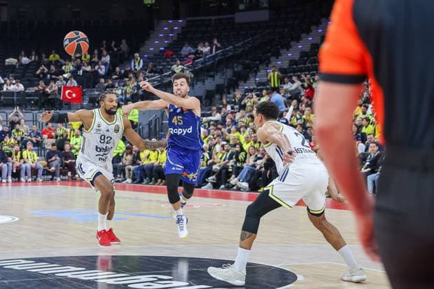 Tamir Blatt (Maccabi Rapyd Tel Aviv, 45) mit Ball mit Khem Birch (Fenerbahce Beko Istanbul, 92) und Wade Baldwin (Fenerbahce Beko Istanbul, 02), GER, Fenerbahce Beko Istanbul vs. Maccabi Rapyd Tel Aviv, Basketball, Euroleague, 10. Spieltag, Saison 2025 2026, 11.11.2025, GER, Fenerbahce Beko Istanbul vs. Maccabi Rapyd Tel Aviv, Basketball, Euroleague, 10. Spieltag, Saison 2025 2026, 11.11.2025 Muenchen Copyright: xEibner-Pressefoto JennixMaulx EP_JML