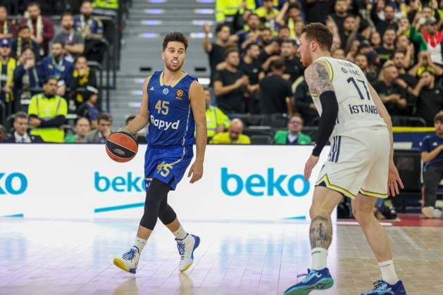 Tamir Blatt (Maccabi Rapyd Tel Aviv, 45) mit Ball mit Onuralp Bitim (Fenerbahce Beko Istanbul, 17), GER, Fenerbahce Beko Istanbul vs. Maccabi Rapyd Tel Aviv, Basketball, Euroleague, 10. Spieltag, Saison 2025 2026, 11.11.2025, GER, Fenerbahce Beko Istanbul vs. Maccabi Rapyd Tel Aviv, Basketball, Euroleague, 10. Spieltag, Saison 2025 2026, 11.11.2025 Muenchen Copyright: xEibner-Pressefoto JennixMaulx EP_JML