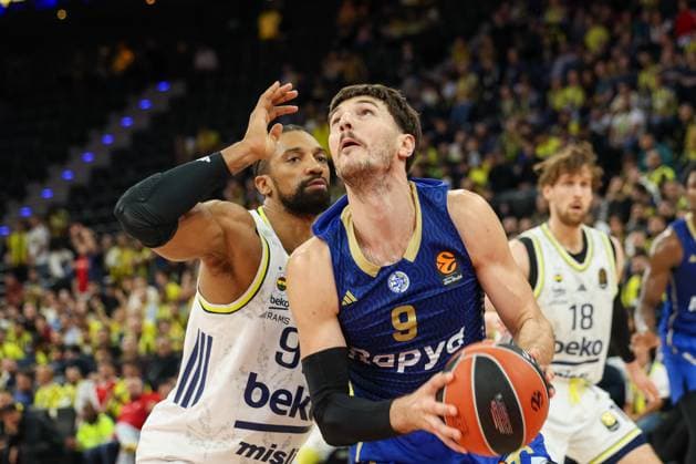 Roman Sorkin (Maccabi Rapyd Tel Aviv, 09) mit Ball mit Khem Birch (Fenerbahce Beko Istanbul, 92), GER, Fenerbahce Beko Istanbul vs. Maccabi Rapyd Tel Aviv, Basketball, Euroleague, 10. Spieltag, Saison 2025 2026, 11.11.2025, GER, Fenerbahce Beko Istanbul vs. Maccabi Rapyd Tel Aviv, Basketball, Euroleague, 10. Spieltag, Saison 2025 2026, 11.11.2025 Muenchen Copyright: xEibner-Pressefoto JennixMaulx EP_JML