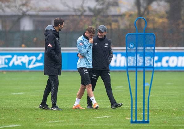 Fussball, Herren, Saison 2025 26, 2. Bundesliga, Hertha BSC, Training, v.l. Co-Trainer Andre Mijatovic (Hertha BSC), Michael Cuisance (Hertha BSC), Trainer Stefan Leitl (Hertha BSC), 11.11. 2025,