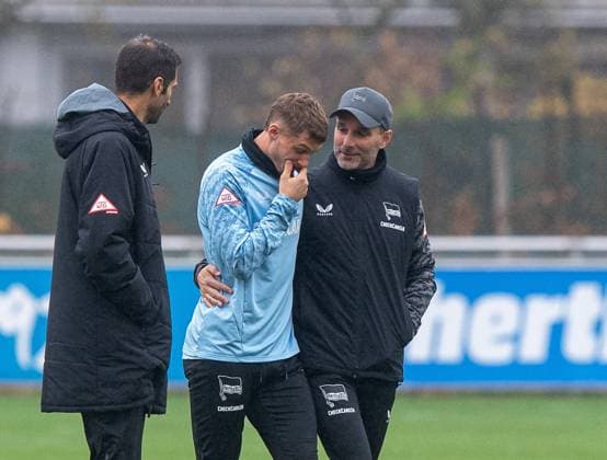Fussball, Herren, Saison 2025 26, 2. Bundesliga, Hertha BSC, Training, v.l. Co-Trainer Andre Mijatovic (Hertha BSC), Michael Cuisance (Hertha BSC), Trainer Stefan Leitl (Hertha BSC), 11.11. 2025,