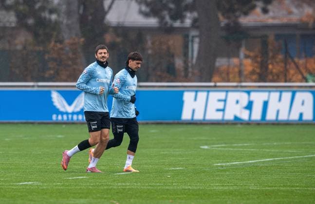 Fussball, Herren, Saison 2025 26, 2. Bundesliga, Hertha BSC, Training, v.l. Dawid Kownacki (Hertha BSC), Michal Karbownik (Hertha BSC), 11.11. 2025,