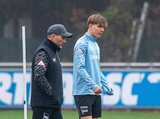 Fussball, Herren, Saison 2025 26, 2. Bundesliga, Hertha BSC, Training, v.l. Trainer Stefan Leitl (Hertha BSC), Kennet Eichhorn (Hertha BSC), 11.11. 2025,