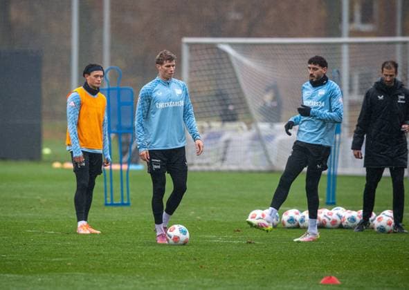 Fussball, Herren, Saison 2025 26, 2. Bundesliga, Hertha BSC, Training, v.l. Fabian Reese (Hertha BSC), Luca Schuler (Hertha BSC), Agustin Rogel (Hertha BSC), Co-Trainer Andre Mijatovic (Hertha BSC), 11.11. 2025,