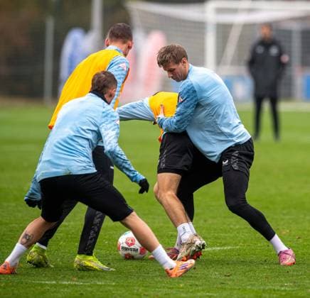 Fussball, Herren, Saison 2025 26, 2. Bundesliga, Hertha BSC, Training, v.l. Michael Cuisance (Hertha BSC), Paul Seguin (Hertha BSC), Tim Hoffmann (Hertha BSC), Luca Schuler (Hertha BSC), 11.11. 2025,