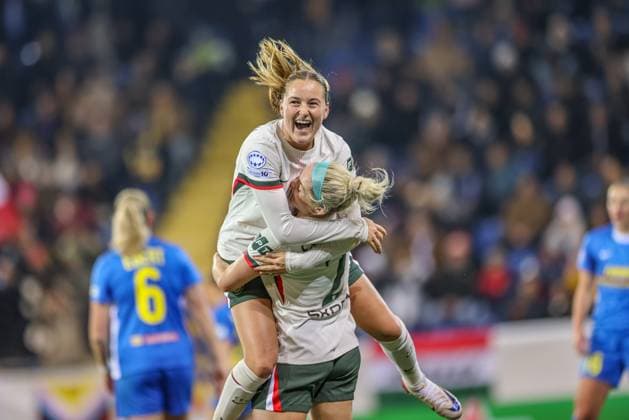 AUT, München, SKN St. Pölten vs Chelsea London, Women s Champions League, UEFA, Saison 2526, NV Arena, 3. Spieltag im Bild: Wieke Kaptein (Chelsea London 18) scores the first goal for Chelsea, celebration and joy with Ellie Carpenter (Chelsea London 2), Tor und Jubel DFB DFL REGULATIONS PROHIBIT ANY USE OF PHOTOGRAPHS AS IMAGE SEQUENCES AND OR QUASI-VIDEO, 11.11.2025, *** AUT, München, SKN St Pölten vs Chelsea London, Women s Champions League, UEFA, Saison 2526, NV Arena, 3 Spieltag im Bild Wieke Kaptein Chelsea London 18 scores the first goal for Chelsea, celebration and joy with Ellie Carpenter Chelsea London 2 , Tor und Jubel DFB DFL REGULATIONS PROHIBIT ANY USE OF PHOTOGRAPHS AS IMAGE SEQUENCES AND OR QUASI VIDEO, 11 11 2025, Copyright: HMBxMedia HendrikxHamelau