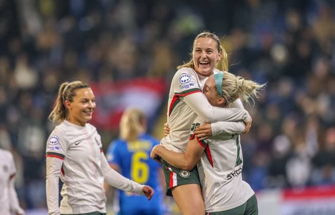 AUT, München, SKN St. Pölten vs Chelsea London, Women s Champions League, UEFA, Saison 2526, NV Arena, 3. Spieltag im Bild: Wieke Kaptein (Chelsea London 18) scores the first goal for Chelsea, celebration and joy with Ellie Carpenter (Chelsea London 2), Tor und Jubel DFB DFL REGULATIONS PROHIBIT ANY USE OF PHOTOGRAPHS AS IMAGE SEQUENCES AND OR QUASI-VIDEO, 11.11.2025, Copyright: HMBxMedia HendrikxHamelau