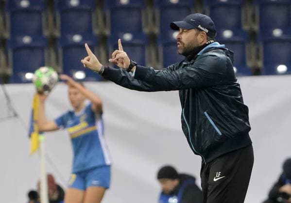 SOCCER - WCL, St.Poelten vs Chelsea SANKT POELTEN,AUSTRIA,11.NOV.25 - SOCCER - UEFA Women s Champions League, SKN Sankt Poelten vs Chelsea FC. Image shows head coach Laurent Fassotte (St.Poelten).  GEPAxpictures xWalterxLuger