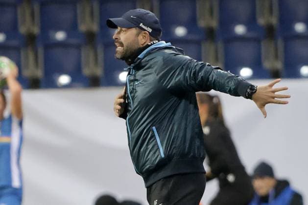 SOCCER - WCL, St.Poelten vs Chelsea SANKT POELTEN,AUSTRIA,11.NOV.25 - SOCCER - UEFA Women s Champions League, SKN Sankt Poelten vs Chelsea FC. Image shows head coach Laurent Fassotte (St.Poelten).  GEPAxpictures xWalterxLuger