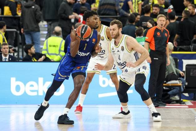 Jaylen Hoard (Maccabi Rapyd Tel Aviv, 01) mit Ball mit Nicolo Melli (Fenerbahce Beko Istanbul, 04), GER, Fenerbahce Beko Istanbul vs. Maccabi Rapyd Tel Aviv, Basketball, Euroleague, 10. Spieltag, Saison 2025 2026, 11.11.2025, GER, Fenerbahce Beko Istanbul vs. Maccabi Rapyd Tel Aviv, Basketball, Euroleague, 10. Spieltag, Saison 2025 2026, 11.11.2025 Muenchen Copyright: xEibner-Pressefoto JennixMaulx EP_JML