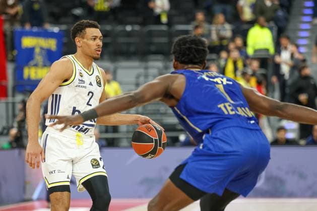 Wade Baldwin (Fenerbahce Beko Istanbul, 02) mit Ball mit Jaylen Hoard (Maccabi Rapyd Tel Aviv, 01), GER, Fenerbahce Beko Istanbul vs. Maccabi Rapyd Tel Aviv, Basketball, Euroleague, 10. Spieltag, Saison 2025 2026, 11.11.2025, GER, Fenerbahce Beko Istanbul vs. Maccabi Rapyd Tel Aviv, Basketball, Euroleague, 10. Spieltag, Saison 2025 2026, 11.11.2025 Muenchen Copyright: xEibner-Pressefoto JennixMaulx EP_JML