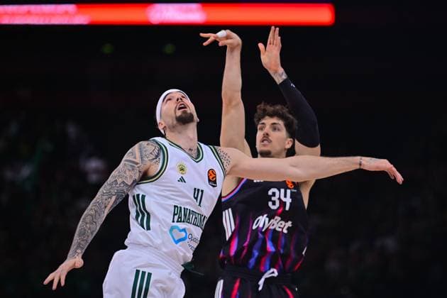 BASKET : Paris Basket vs Panathinaikos - Euroleague - 11 11 2025 JUANCHO HERNANGOMEZ ( 41 - Panathinaikos ) and DAULTON HOMMES ( 34 - Paris Basket ) during the Euroleague match between Paris Basketball and Panathinaikos AKTOR Athens at Accor Arena on November 11, 2025 in Paris, France. ( Photo by federico pestellini PSNewz ) - ParisFrance  Copyright: xFedericoxPestellinix