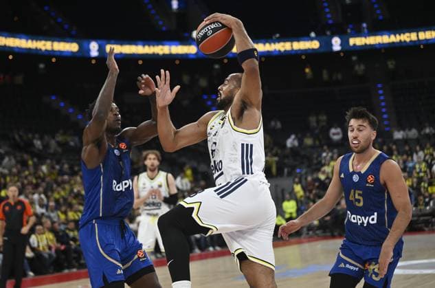 Fenerbahce Beko v Maccabi Rapyd Tel Aviv - EuroLeague MUNICH, GERMANY – NOVEMBER 11: Fenerbahce Beko’s Horton Tucker competes with opponents during the EuroLeague Week 10 basketball game between Fenerbahce Beko and Maccabi Rapyd Tel Aviv at BMW Park in Munich, Germany, on November 11, 2025. Halil Sagirkaya Anadolu Munich Germany. Editorial use only. Please get in touch for any other usage.  Copyright: x2025xAnadoluxHalilxSagirkayax