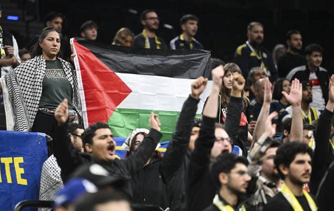 Fenerbahce Beko v Maccabi Rapyd Tel Aviv - EuroLeague MUNICH, GERMANY – NOVEMBER 11: Fenerbahce supporters display Palestinian flags and show support for Palestine during the EuroLeague Week 10 basketball game between Fenerbahce Beko and Maccabi Rapyd Tel Aviv at BMW Park in Munich, Germany, on November 11, 2025. Halil Sagirkaya Anadolu Munich Germany. Editorial use only. Please get in touch for any other usage.  Copyright: x2025xAnadoluxHalilxSagirkayax