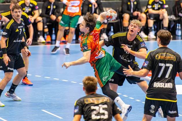 Leif Tissier (TSV Hannover-Burgdorf, Nr. 7) (L-R), TSV Hannover-Burgdorf (orange) against IK Sävehof (black) (3. Matchday of Group Matches EHF European League 2025 2026) (11.11.2025, Swiss Life Hall (Hannover, GER), *** Leif Tissier TSV Hannover Burgdorf, Nr 7 L R , TSV Hannover Burgdorf orange against IK Sävehof black 3 Matchday of Group Matches EHF European League 2025 2026 11 11 2025, Swiss Life Hall Hannover, GER , Copyright: xJanxGuentherx xTSVxHannover-Burgdorfx