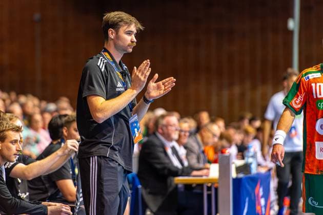 Linus Ekman (IK Sävehof, Nr. Head coach) (L-R), TSV Hannover-Burgdorf (orange) against IK Sävehof (black) (3. Matchday of Group Matches EHF European League 2025 2026) (11.11.2025, Swiss Life Hall (Hannover, GER), Copyright: xJanxGuentherx xTSVxHannover-Burgdorfx