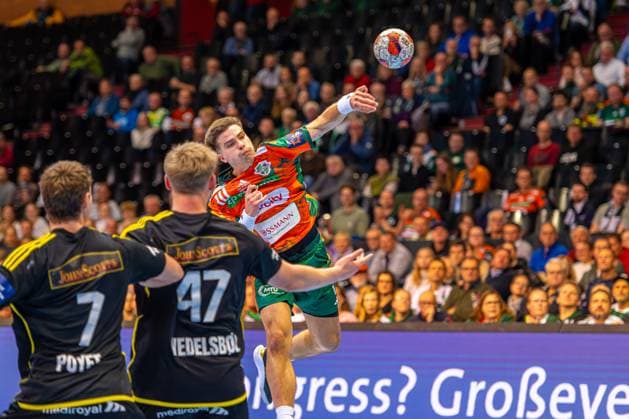 Renars Uscins (TSV Hannover-Burgdorf, Nr. 10) (L-R), TSV Hannover-Burgdorf (orange) against IK Sävehof (black) (3. Matchday of Group Matches EHF European League 2025 2026) (11.11.2025, Swiss Life Hall (Hannover, GER), Copyright: xJanxGuentherx xTSVxHannover-Burgdorfx