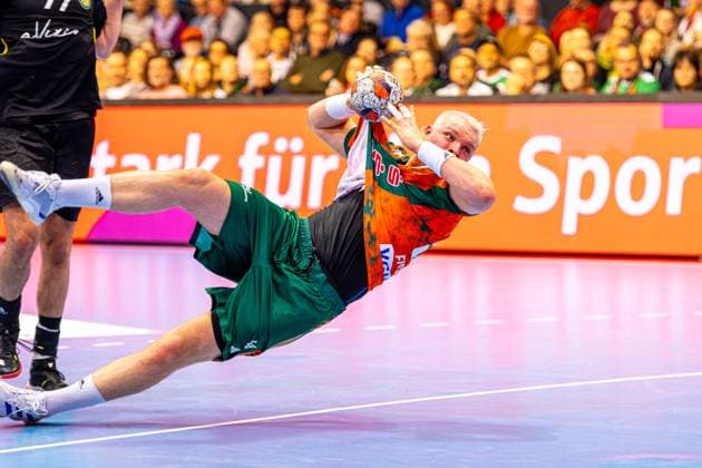 Justus Fischer (TSV Hannover-Burgdorf, Nr. 54) (L-R), TSV Hannover-Burgdorf (orange) against IK Sävehof (black) (3. Matchday of Group Matches EHF European League 2025 2026) (11.11.2025, Swiss Life Hall (Hannover, GER), Copyright: xJanxGuentherx xTSVxHannover-Burgdorfx